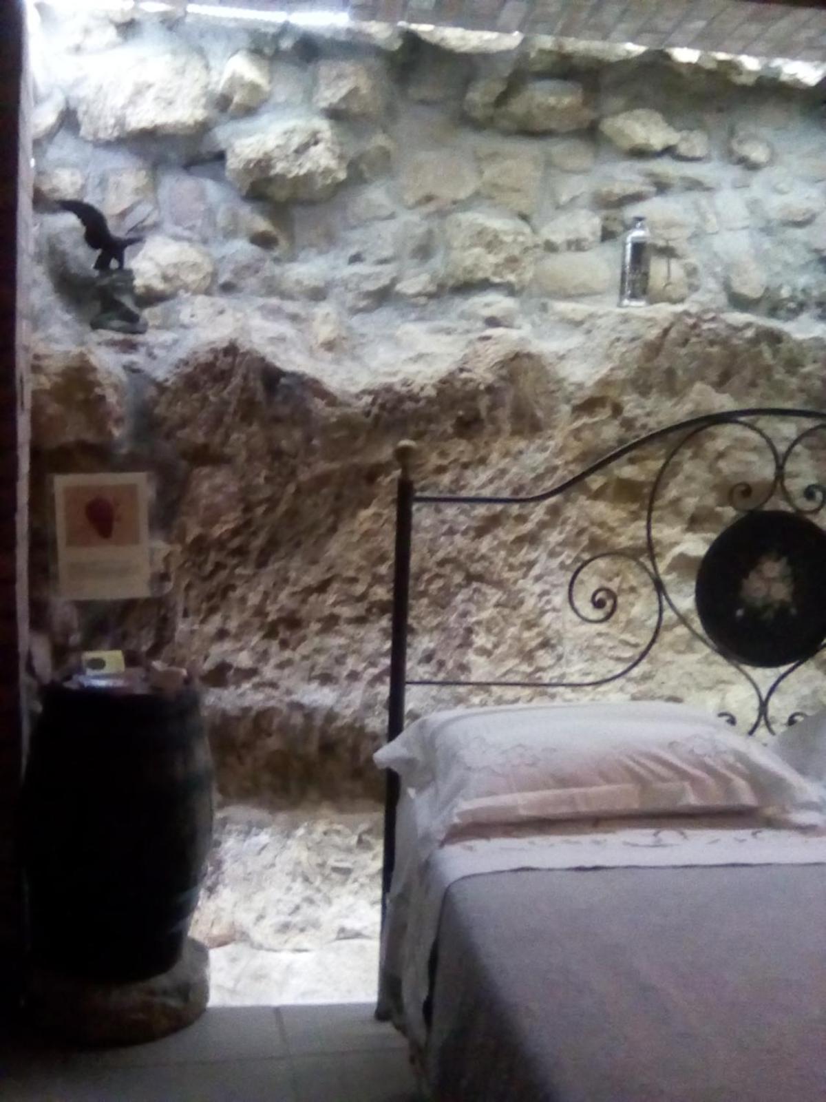 شاكا Guest House La Corte Normanna الغرفة الصورة